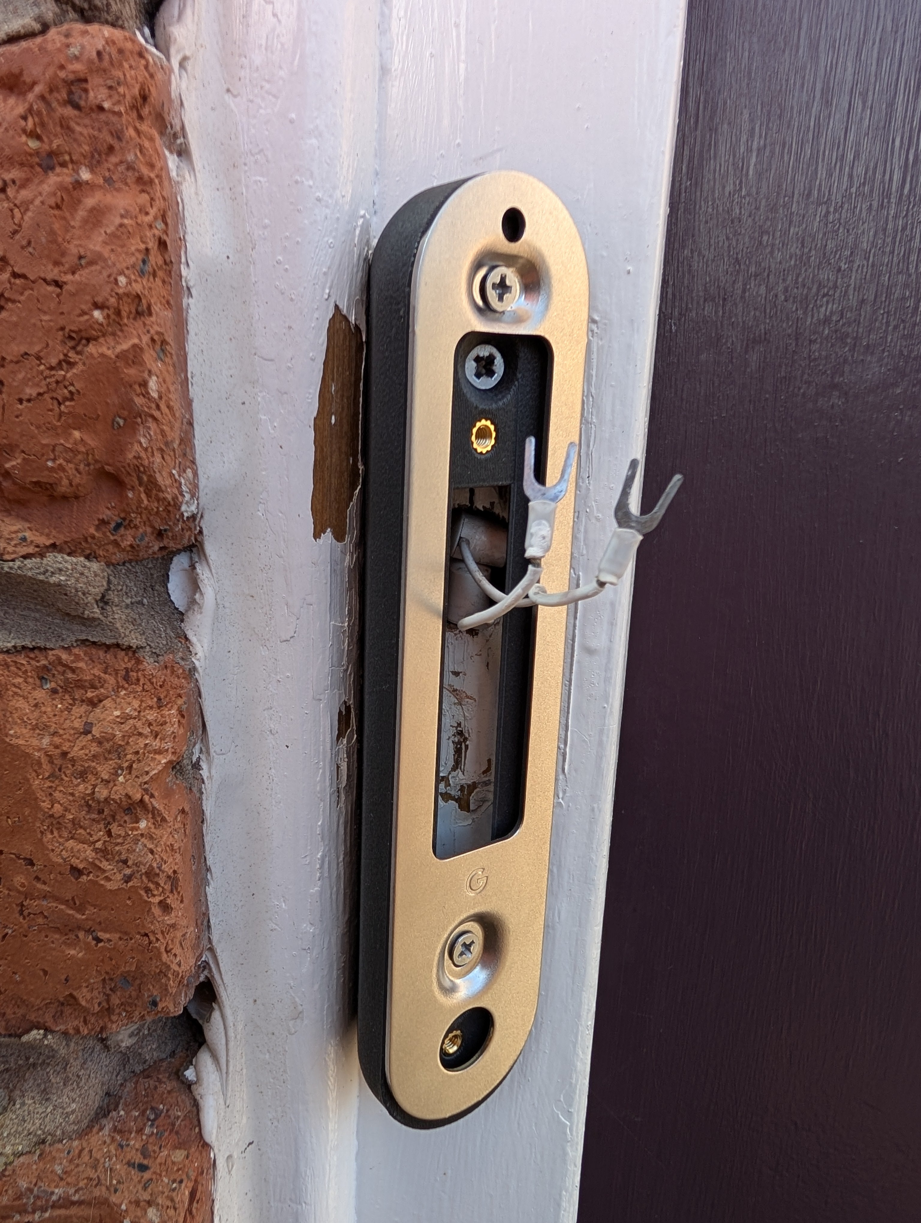 Google Nest Doorbell (Battery) Reversible Angle Mount, in grey. Mounted on door frame.