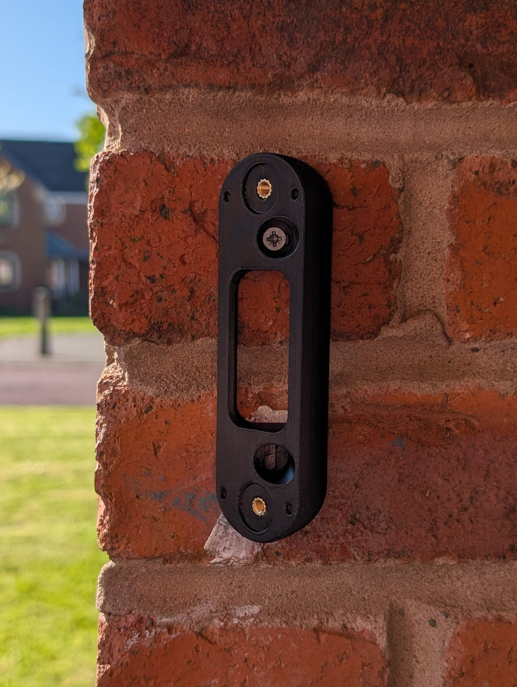 Angled wedge mount for Arlo Gen2 Doorbell, in black.