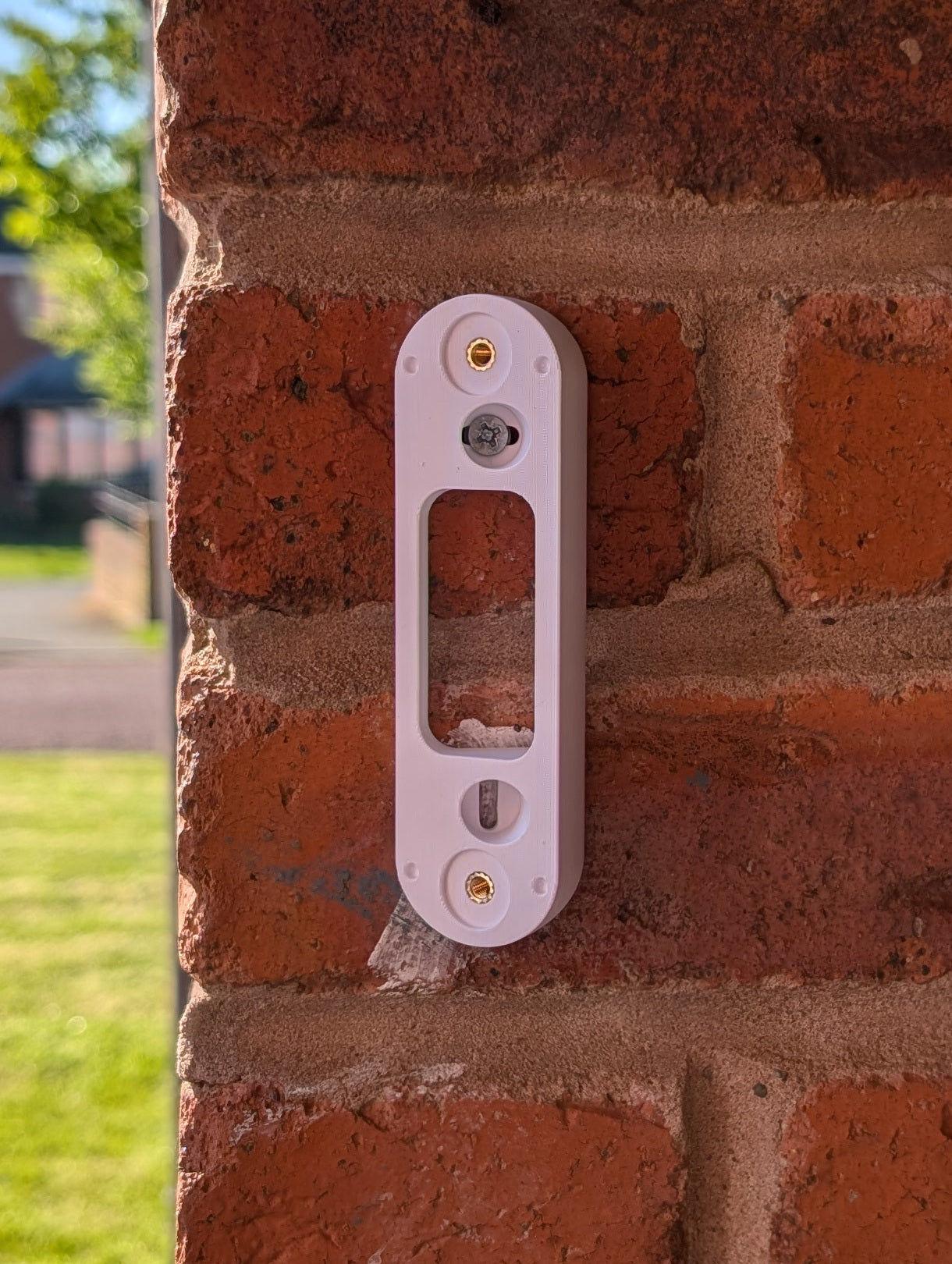 Angled wedge mount for Arlo Gen2 Doorbell, in white.